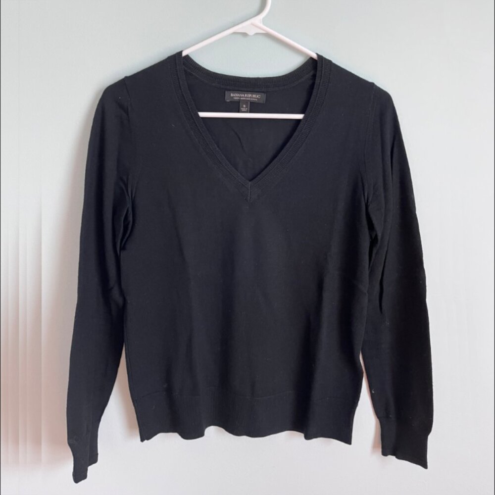 *LAST CHANCE* Black Banana Republic Vneck merino wool sweater